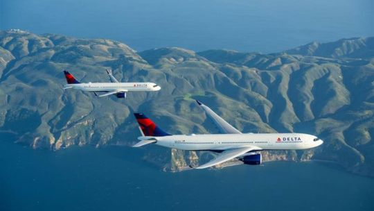 Un avión desvió su ruta y aterrizó de emergencia en una isla volcánica del Atlántico