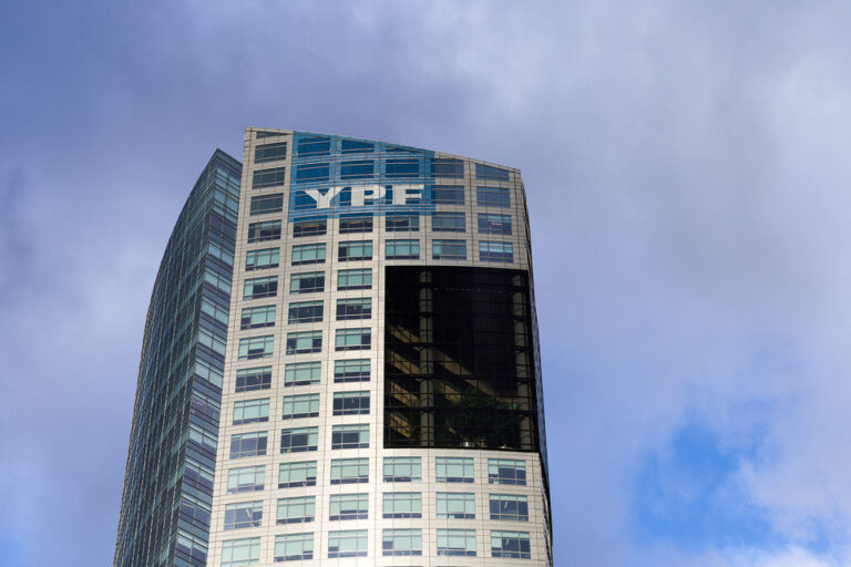 Frenar al buitre es la tarea