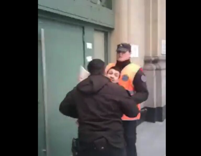 Grave: la Policía Federal detuvo ilegalmente a militante del PTS-FITU por repartir volantes