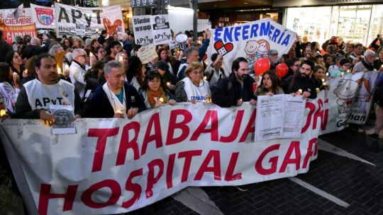 Trabajadores del Garrahan marcharon con velas al Obelisco denunciando vaciamiento y con críticas a Milei