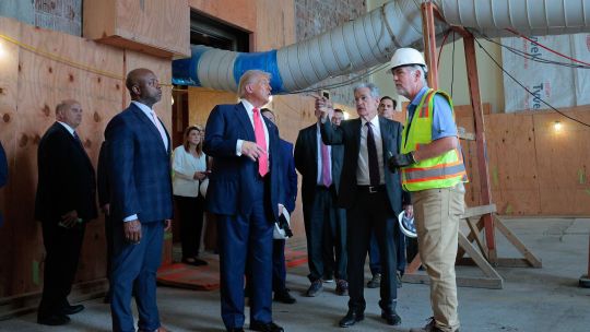 Trump amenaza con permitir una demanda contra Powell por obras en la Reserva Federal