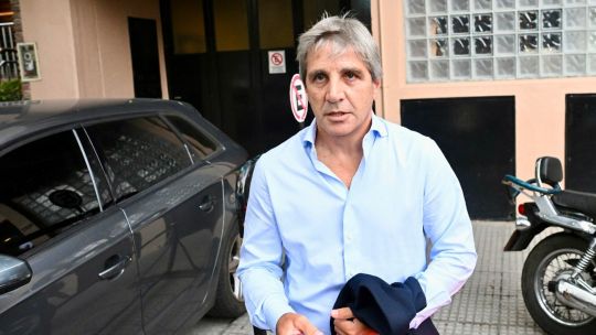 Caputo suspendió la compra de dólares para frenar la volatilidad pese a la advertencia del FMI