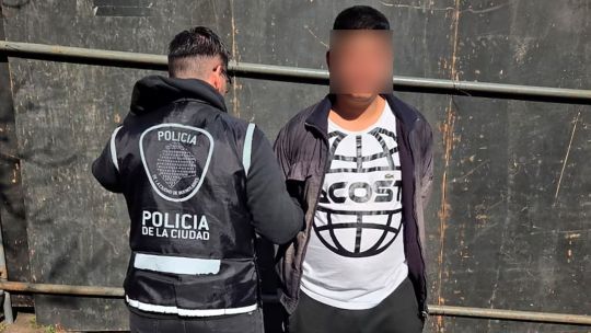 «No pueden cambiar de pasión»: detuvieron a un prófugo por homicidio y a otro por abuso cuando fueron a ver a Barracas Central