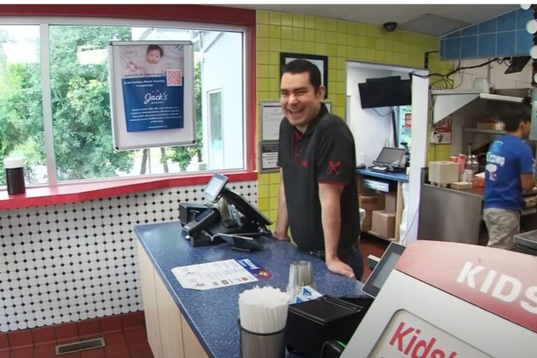 Es salvadoreño y caminaba 60 cuadras para llegar a su segundo trabajo, pero un gesto de su comunidad le cambió la vida