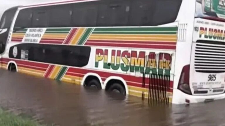 Tormenta de Santa Rosa: quedaron varados en la Ruta 5 y tuvieron que rescatarlos en lancha