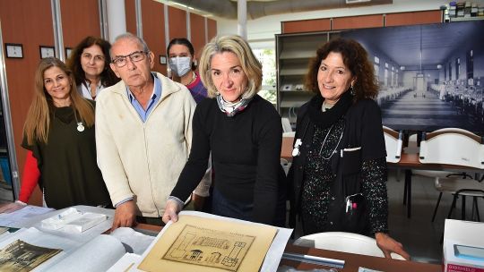 Profesionales de la salud restauran documentos y planos antiguos