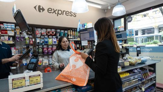 En pleno proceso de venta, Carrefour continúa expandiéndose por el país