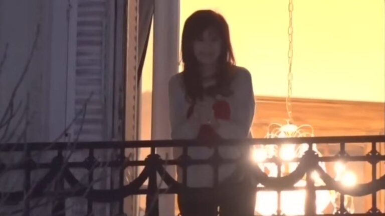 El festejo de Cristina Kirchner con militantes, tras el contundente triunfo de Fuerza Patria en las elecciones