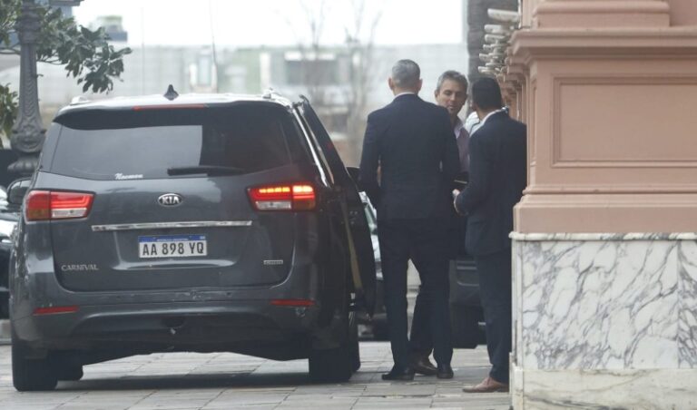 Cumbre en la Rosada: debaten la posibilidad de correr a los Menem