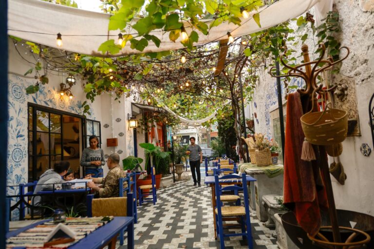 La casona azul de San isidro y su patio, con parra de 1920, fue restaurado con estilo griego y marroquí para crear un espacio gastronómico