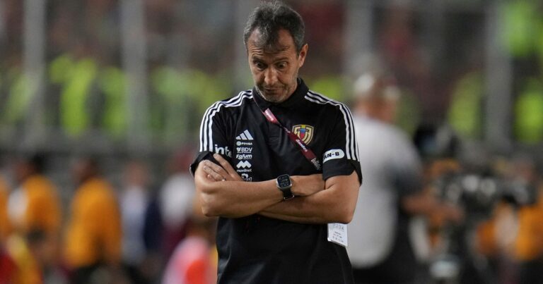 Tras la eliminación, Venezuela despidió a Fernando Batista