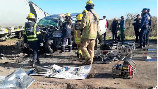 Cuatro amigos iban a pescar y los arrolló un tren de carga: tres muertos y un herido grave