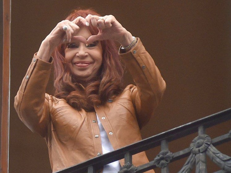 A 100 días de su arresto domiciliario, Cristina Kirchner recibió el apoyo de la militancia con una marcha en su casa