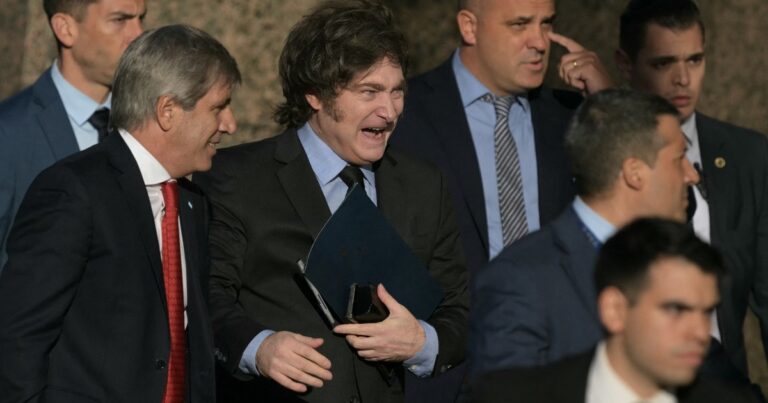 «Compran tiempo hasta las elecciones»: la crítica de ex funcionarios y economistas de EE.UU.