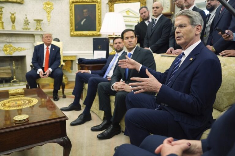 El gabinete de Trump dividido entre técnicos y MAGA por el préstamo a la Argentina