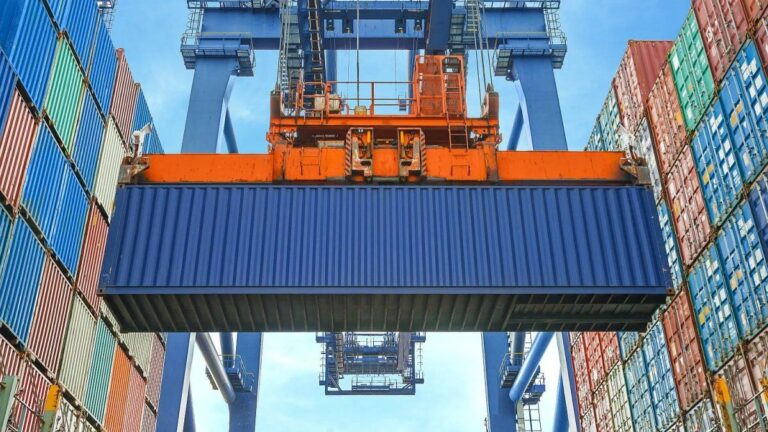 El superávit comercial saltó a casi u$s2.500 millones en noviembre, impulsado por un récord histórico de exportaciones