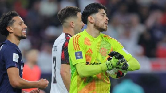 Un error tras otro: Agustín Rossi vivió un partido para el olvido ante el PSG