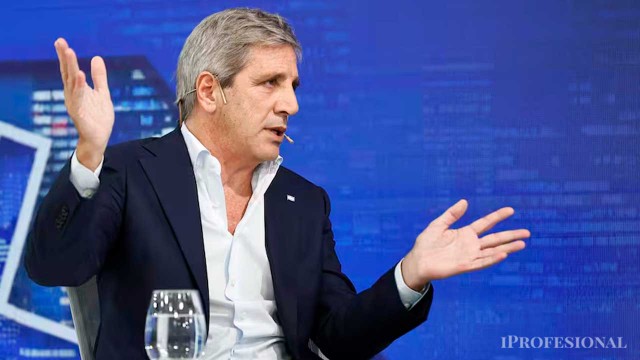 «Mayor oferta y precios más competitivos»: Caputo habló de la quita de aranceles para celulares