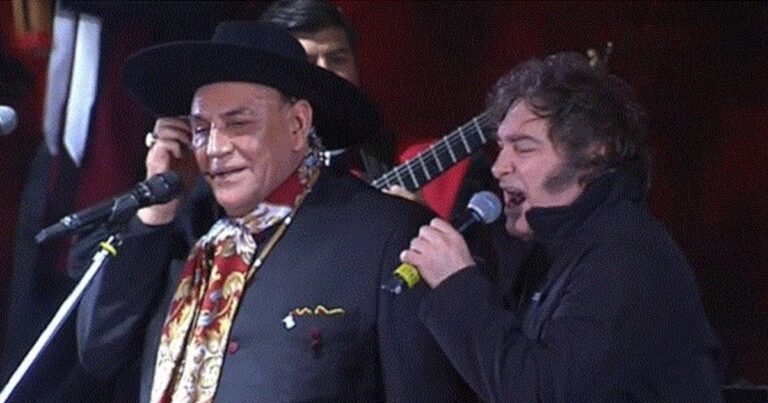 Javier Milei se subió al escenario de Jesús María y cantó con el Chaqueño Palavecino