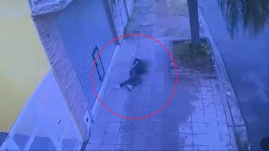 Una mujer policía baleó a un ladrón de 17 años que intentó robarle cuando caminaba con un amigo