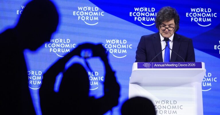 En su reunión con empresas y bancos en Davos, Milei prometió reforma laboral y comercio «con todos»