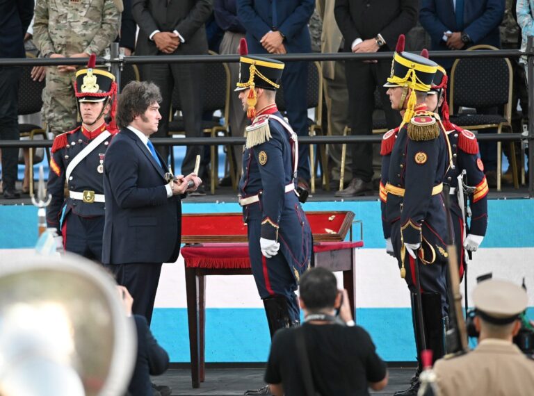Con dardos al peronismo, Milei defendió la entrega del sable de San Martín a los Granaderos