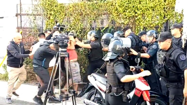 Violenta agresión de la Policía Federal a un camarógrafo de TV en el Congreso